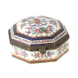 Coffret en porcelaine blanche, polychrom