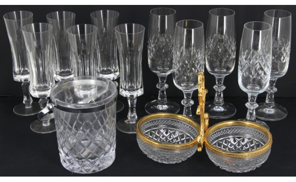 6 flûtes en verre d'un modèle, 5 d'un au