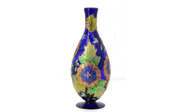 Vase en verre bleu à décor émaillé de fl