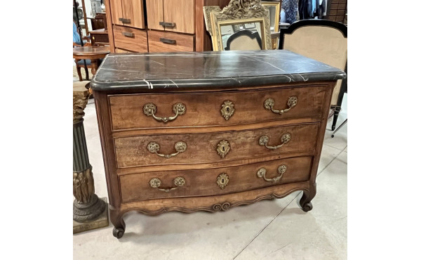 Commode XVIIIe en acajou, ouvrant à 3 ti