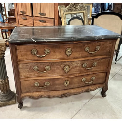 Commode XVIIIe en acajou, ouvrant à 3 ti