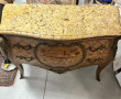 Commode de style Louis XV en placage et 