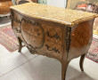 Commode de style Louis XV en placage et 