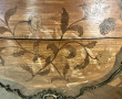 Commode de style Louis XV en placage et 
