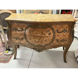 Commode de style Louis XV en placage et 
