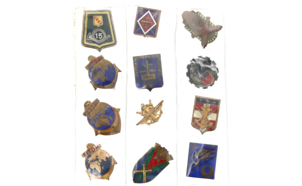 INSIGNES de l'armée française - 43 insig