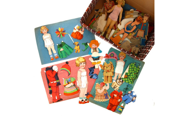 Figurines en carton découpé des années 2