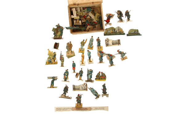 Boite en bois contenant de nombreux sold