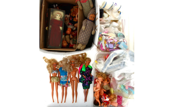 POUPEES - Lot de Barbie, de diverses pou
