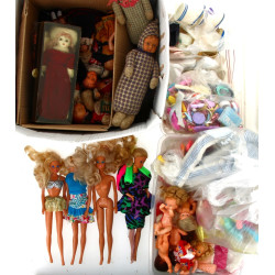 POUPEES - Lot de Barbie, de diverses pou