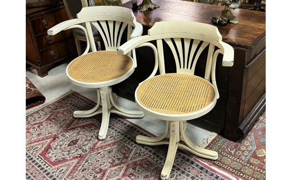 Paire de fauteuils en bois laqué crème a