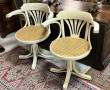Paire de fauteuils en bois laqué crème a