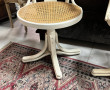 Paire de fauteuils en bois laqué crème a