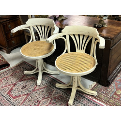 Paire de fauteuils en bois laqué crème a