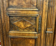 Armoire ancienne à motif de losanges