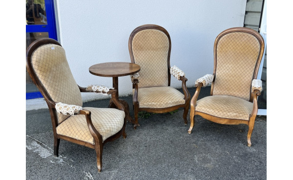 Trois fauteuils Voltaire anciens et peti