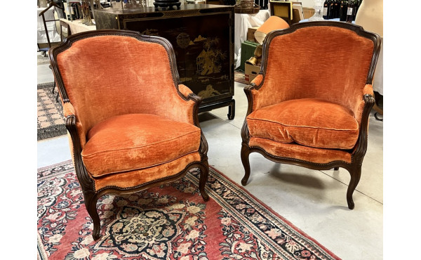 Paire de bergères recouvertes d'un velou