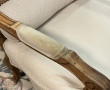 Méridienne à dossier canné, tissu écru. 