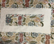 Tenture à décor floral polychrome sur fo