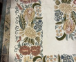 Tenture à décor floral polychrome sur fo