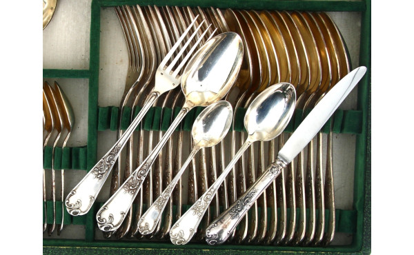Ménagère en métal argenté décor rocaille