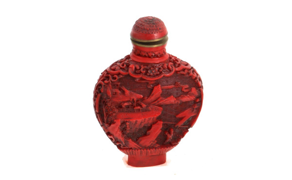 CHINE - Tabatière rouge à décor de paysa