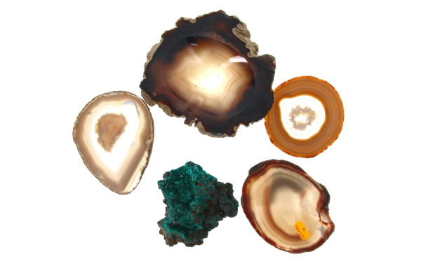 Lot de 4 coupes d'agate dont une formant