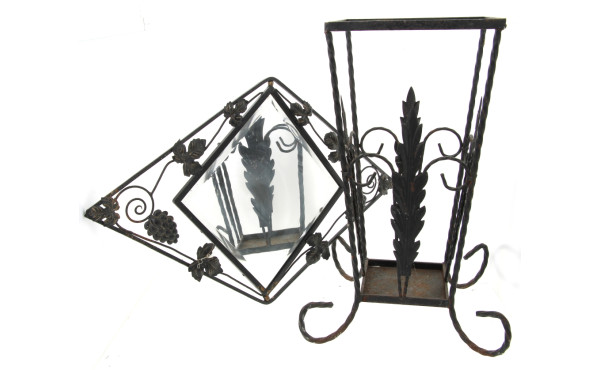 Miroir en fer forgé de forme losangique 