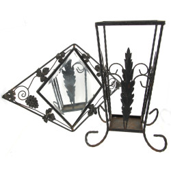 Miroir en fer forgé de forme losangique 