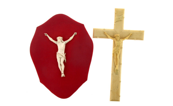 Deux crucifix anciens dont un en bakélit