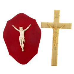 Deux crucifix anciens dont un en bakélit