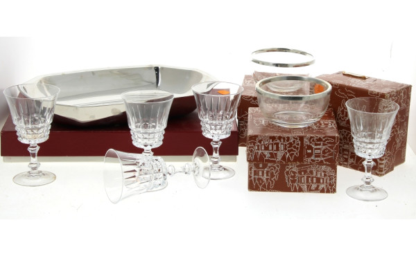 7 verres à vin H. 13 cm + 2 verres du mê