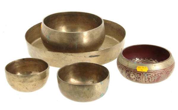 Lot de 4 bols chantants en métal et une 
