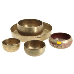 Lot de 4 bols chantants en métal et une 