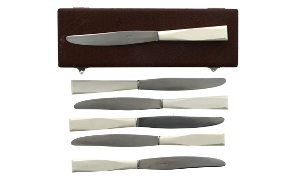 6 couteaux de table manches en bakélite 