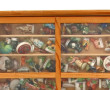 Collection de fèves en porcelaine dans u
