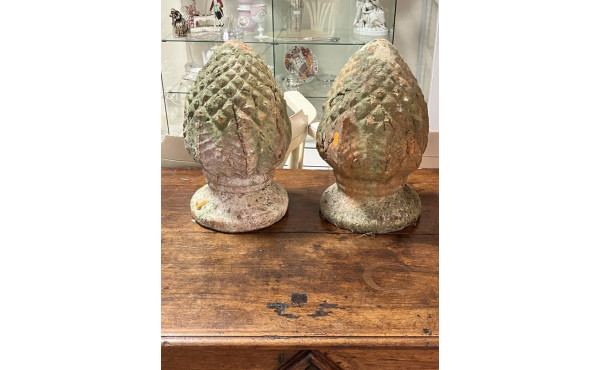 Deux décorations de jardin en terre cuit