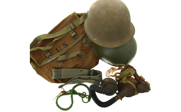 Lot militaire comprenant un casque et so