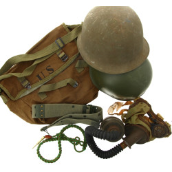 Lot militaire comprenant un casque et so