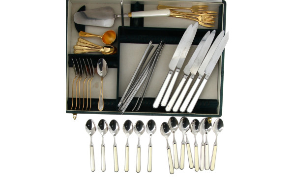 Lot de couverts modernes en inox, plusie