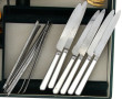 Lot de couverts modernes en inox, plusie