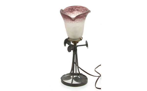 Lampe en fer forgé décor végétal années 