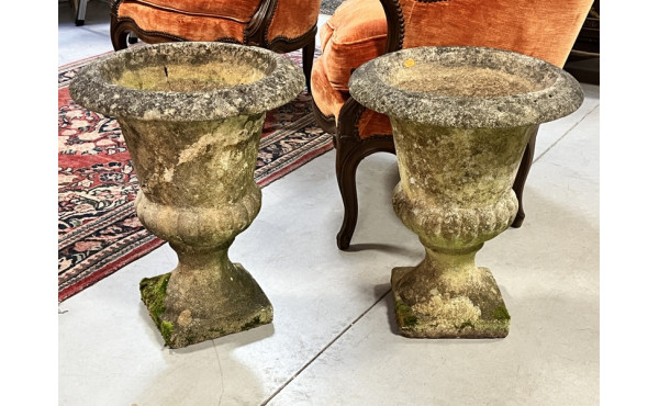 Deux vases de jardin forme Médicis (un a