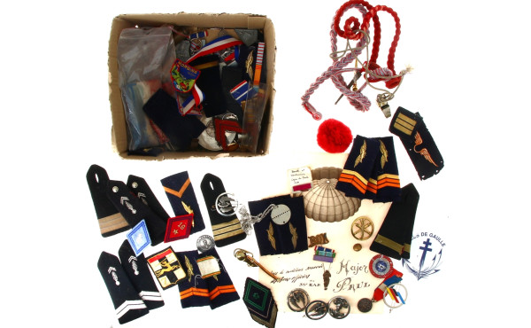 Carton de divers souvenirs militaires do