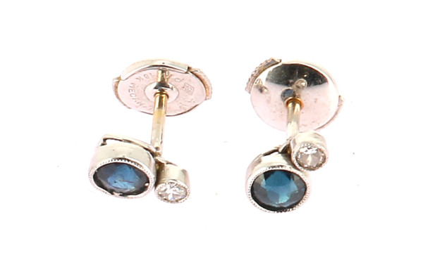 Paire de BO en or gris 18 carats, sertie