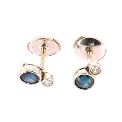 Paire de BO en or gris 18 carats, sertie