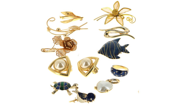 Lot de bijoux en métal doré et émail : 8