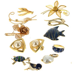Lot de bijoux en métal doré et émail : 8