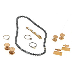 Lot comprenant un collier en hématite, 3