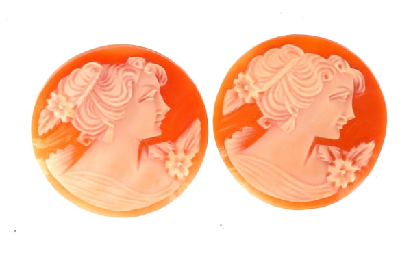Deux camées coquilles à décor d'un portr